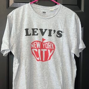 LEVI’S NEW YORK CITY GRAPHIC TSHIRT. SIZE L. LIKE NEW. SUPER SOFT. PERFECT T!